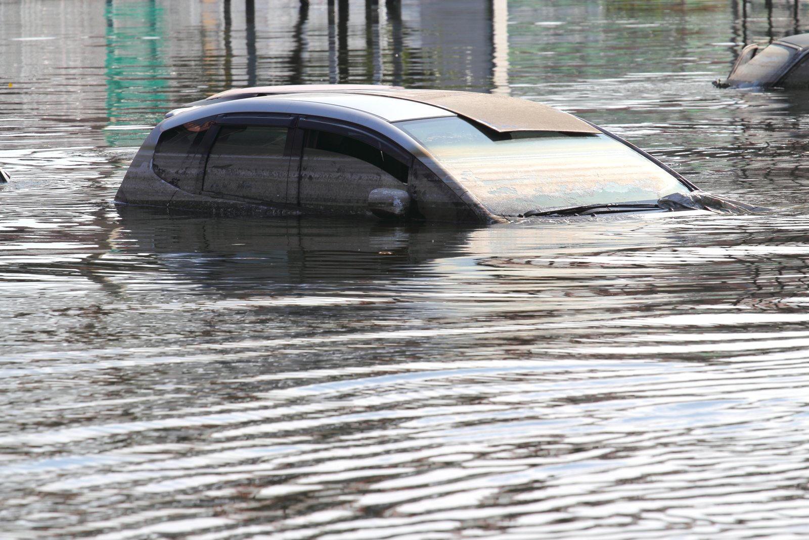 Carro submerso em rua alagada: o seguro cobre enchente só se a apólice incluir o risco