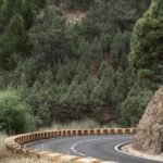 Curva de estrada de serra entre rocha e mata, ilustrando os bloqueios na Serra das Araras