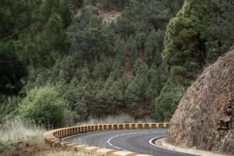 Curva de estrada de serra entre rocha e mata, ilustrando os bloqueios na Serra das Araras