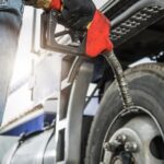 Motorista abastecendo caminhão com diesel, tema do subsídio do diesel