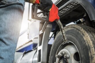 Motorista abastecendo caminhão com diesel, tema do subsídio do diesel