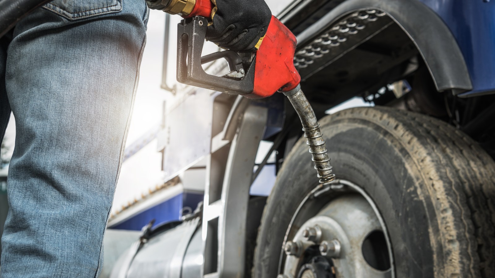 Motorista abastecendo caminhão com diesel, tema do subsídio do diesel