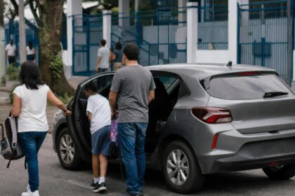 Família chega de carro para votar numa escola, cena de carona para votar no 2º turno