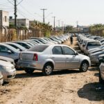 Carro apreendido pelo banco: pátio com veículos retidos aguardando liberação e regularização de taxas de trânsito.