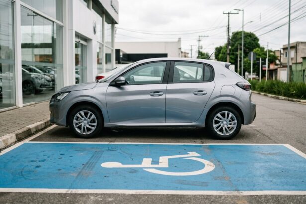Carros PCD: vaga reservada com o símbolo de acessibilidade em frente a uma concessionária, com hatch 0 km estacionado