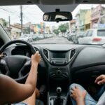 Aluno segurando o volante durante aula prática para obter a CNH Social RJ