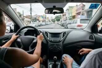 Aluno segurando o volante durante aula prática para obter a CNH Social RJ