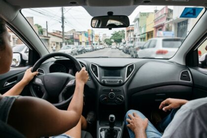 Aluno segurando o volante durante aula prática para obter a CNH Social RJ
