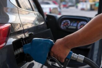 Como calcular quantos km o carro faz por litro com o teste do tanque cheio e comparar com o Inmetro