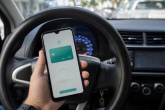 Consulta ipva ms 2026: motorista faz a consulta IPVA MS no celular dentro do carro estacionado
