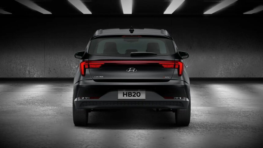 Hyundai HB20 desvaloriza só 0,1% em 2 anos enquanto Fiat Argo e Chevrolet Onix perdem até 17% na Fipe 1 Desvalorização Tabela Fipe: fileira de carros compactos populares em pátio aberto de revenda de seminovos, com homem de costas avaliando os veículos sob a luz da tarde.