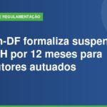 Suspensão da CNH: agente de trânsito de costas segurando etilômetro durante operação noturna da Lei Seca com giroflex ligado ao fundo.