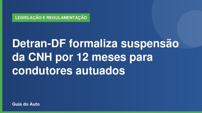 Suspensão da CNH: agente de trânsito de costas segurando etilômetro durante operação noturna da Lei Seca com giroflex ligado ao fundo.