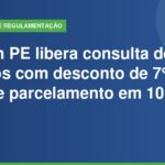 Detran PE: mãos de motorista segurando documento do veículo e smartphone no volante do carro para consulta de taxas e débitos veiculares.