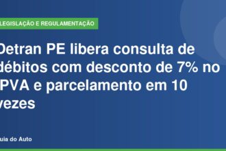 Detran PE: mãos de motorista segurando documento do veículo e smartphone no volante do carro para consulta de taxas e débitos veiculares.