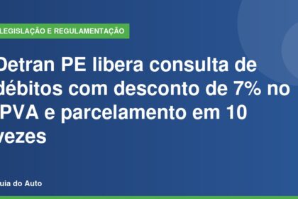 Detran PE: m&atilde;os de motorista segurando documento do ve&iacute;culo e smartphone no volante do carro para consulta de taxas e d&eacute;bitos veiculares.