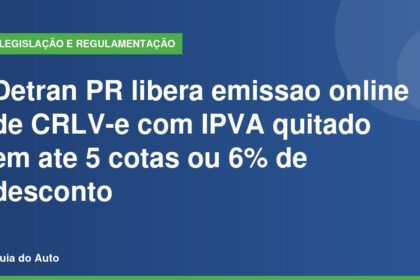 Detran PR online: mãos de motorista segurando celular com tela acesa próximo ao volante dentro de um carro estacionado em rua brasileira.