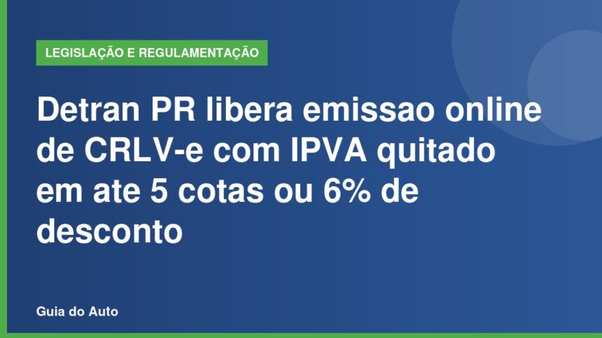 Detran PR online: mãos de motorista segurando celular com tela acesa próximo ao volante dentro de um carro estacionado em rua brasileira.