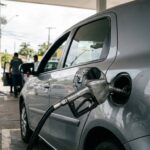 Diretor substituto da ANP: bico injetor de combustível abastecendo veículo em posto automotivo.