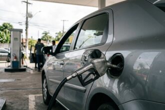 Diretor substituto da ANP: bico injetor de combustível abastecendo veículo em posto automotivo.
