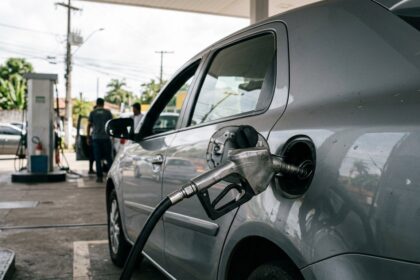 Diretor substituto da ANP: bico injetor de combustível abastecendo veículo em posto automotivo.