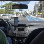 Faixa Azul em Maceió: motorista de aplicativo com passageiro ao lado da Faixa Azul de ônibus numa avenida de Maceió