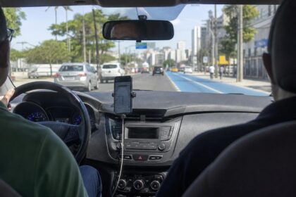 Faixa Azul em Maceió: motorista de aplicativo com passageiro ao lado da Faixa Azul de ônibus numa avenida de Maceió