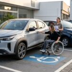 Pcd fiat: pessoa em cadeira de rodas ao lado de um Fiat Fastback, modelo procurado na compra Fiat PCD