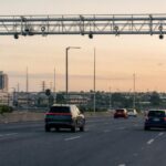 Pórtico do free flow da Dutra sobre a pista expressa entre São Paulo e Arujá
