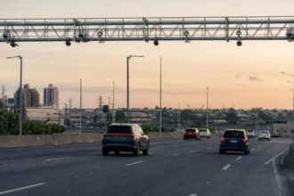 Pórtico do free flow da Dutra sobre a pista expressa entre São Paulo e Arujá