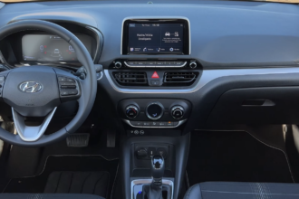 Painel de instrumentos e volante do Hyundai HB20 2023