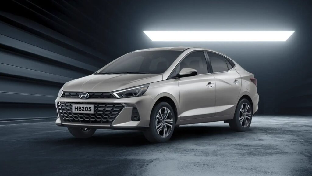 Hyundai HB20 abastecendo num posto: o HB20 faz quantos km por litro com etanol e gasolina — foto 1
