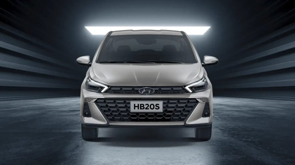 Hyundai HB20 abastecendo num posto: o HB20 faz quantos km por litro com etanol e gasolina — foto 2