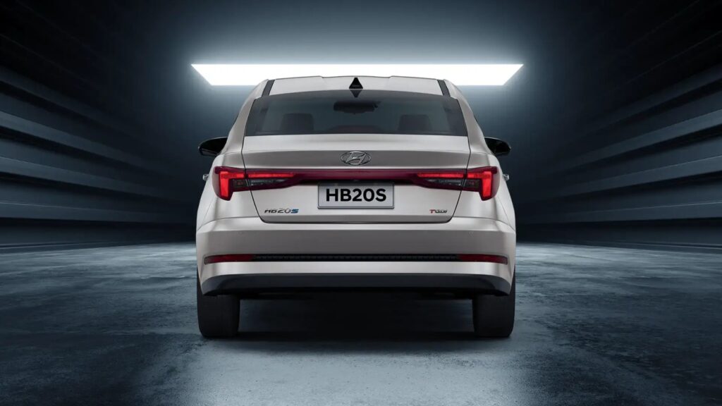 Hyundai HB20 abastecendo num posto: o HB20 faz quantos km por litro com etanol e gasolina — foto 3