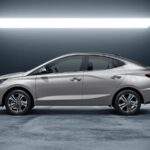 Hyundai HB20 abastecendo num posto: o HB20 faz quantos km por litro com etanol e gasolina