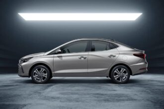 Hyundai HB20 abastecendo num posto: o HB20 faz quantos km por litro com etanol e gasolina