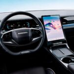 Jaecoo 5 chega ao Brasil em 1º de outubro com 4,38 metros, sistema híbrido que dispensa tomada e autonomia próxima de 1.000 km por R$ 154.990