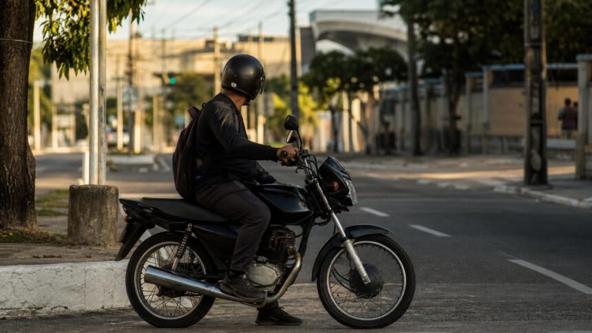 Isenção de IPVA para moto em Sergipe exige um só veículo e renda baixa, e o cadastro passa por análise 1 Motociclista com moto de baixa cilindrada em avenida de Sergipe, público da isenção de IPVA para moto do Rode Bem