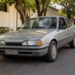 Motorista confere o documento do carro para saber se tem isenção IPVA 2027