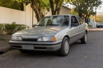 Motorista confere o documento do carro para saber se tem isenção IPVA 2027
