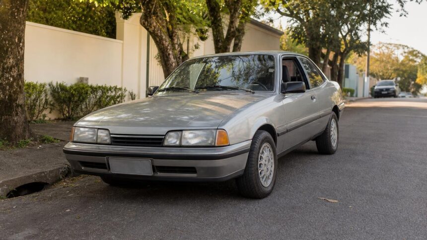 Qual carro não paga IPVA em 2027? A regra dos 20 anos e os estados que isentam antes 1 Motorista confere o documento do carro para saber se tem isenção IPVA 2027