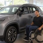 Jeep PCD: pessoa em cadeira de rodas recebe a chave de um Jeep Renegade 0 km na concessionária