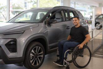 Jeep PCD: pessoa em cadeira de rodas recebe a chave de um Jeep Renegade 0 km na concessionária