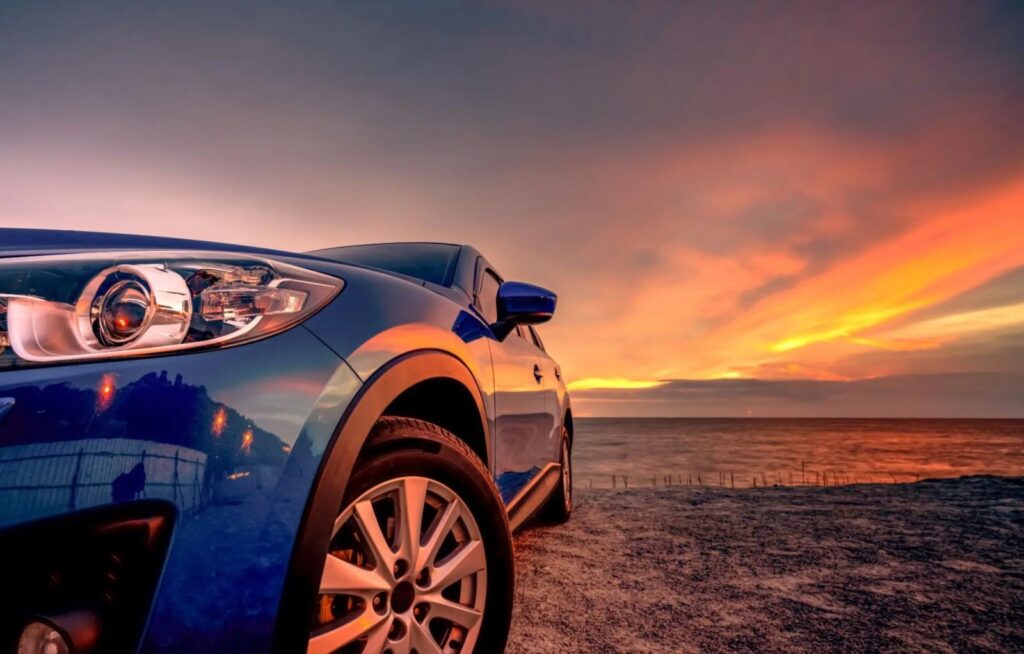 Luz da injeção acesa: posso continuar andando com o carro? 2 Luz da injeção acesa: painel de instrumentos de automóvel com a luz-espia da injeção eletrônica iluminada na cor âmbar.
