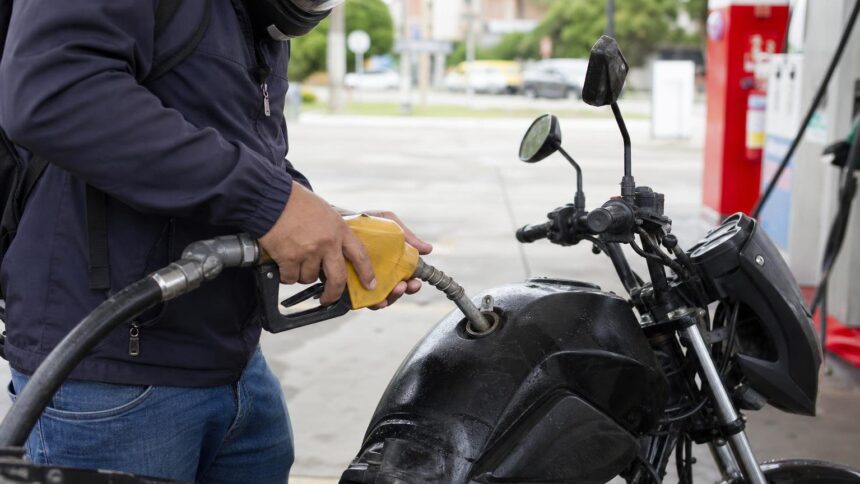 Moto consumindo muita gasolina: o que conferir antes da oficina, da vela ao combustível adulterado 1 Moto consumindo muita gasolina o que pode ser: motociclista abastece moto urbana com gasolina em posto de combustível