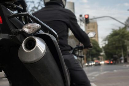 Motos barulhentas em BH: escapamento de motocicleta em avenida de Belo Horizonte, cidade que passa a multar motos barulhentas