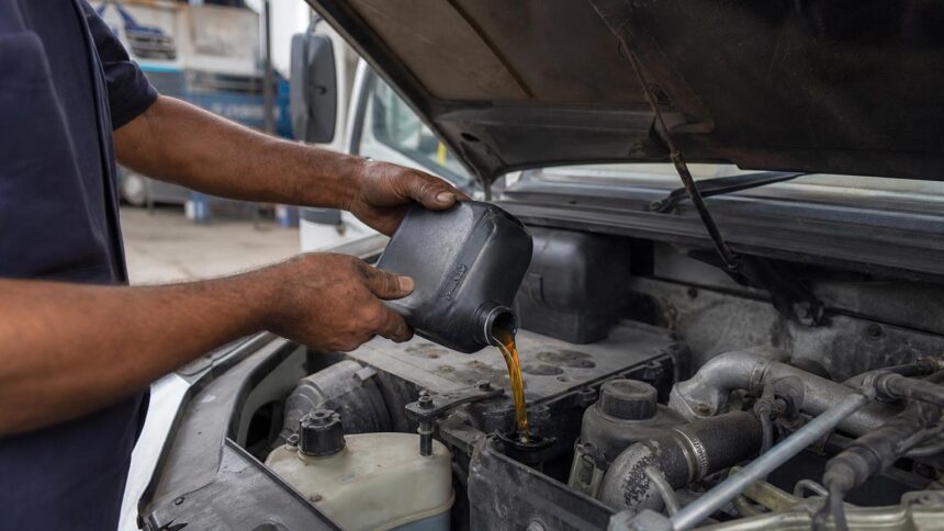 Óleo 15W40 diesel: quando é o certo e por que motor com filtro de partículas pode pedir outro óleo 1 Mecânico colocando óleo 15W40 diesel no motor de um caminhão na oficina