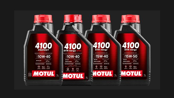 Óleo mais grosso: mecânico realizando a troca de óleo do motor em oficina mecânica.