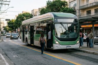 Ônibus elétrico num ponto de avenida brasileira, tema dos debates de transporte no Pavilhão Brasil COP31