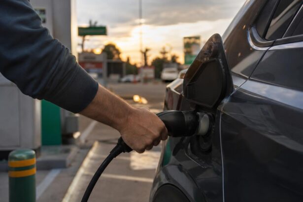Pontos de recarga: cabo de recarga conectado a um carro elétrico em eletroposto de rodovia